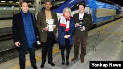 전세계의 축제가 될 평창 동계올림픽·패럴림픽 경기장과 각종 인프라를 대회에 참석할 세계 각국의 대사, 상공인 등에게 선보이는 행사가 25일 진행됐다. 주한 외교사절들이 올림픽 기간 주요 운송수단이 될 KTX 경강선(서울-강릉)에 시승하기 앞서 서울역에서 포즈를 취하고 있다. 오른쪽부터 마크 내퍼 주한미국 대사대리, 강경화 한국 외교부 장관, 빈센트 브룩스 주한미군사령관. 