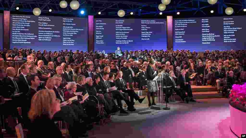 La liste des noms des victimes projetées sur un écran lors d&#39;une cérémonie de commémoration des victimes de la Malaysia Airlines, 10 novembre 2014.