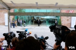 Press gather outside the Palais Coburg Hotel ahead of Iran nuclear talks, Vienna, Austria, June 27, 2015. (Brian Allen/VOA)