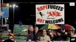 Aktivis PEGIDA protes menentang kebijakan pemerintah Jerman terkait pengungsi dan migran di Leipzig, Jerman timur, 11 Januari 2016.