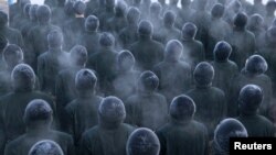 Tentara China (PLA) yang baru direkrut sedang dalam formasi berbaris saat berlatih dalam suhu udara musin dingin di pangkalan militer Heihe, provinsi Heilongjiang, China, 29 November 2015 (Foto: dok).