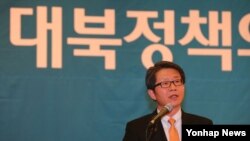 류길재 한국 통일부 장관이 2일 국회도서관 대강당에서 국회입법조사처 주최로 열린 '지속가능한 대북정책의 모색' 토론회에서 축사하고 있다.