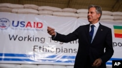 Menteri Luar Negeri AS Antony Blinken mengunjungi Gudang Pusat Logistik PBB di Addis Ababa, Ethiopia, Rabu, 15 Maret 2023. (Tiksa Negeri/Pool Photo via AP)