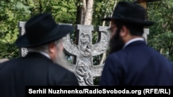 Біля символічної синагоги «Місце для роздумів» у Бабиному Яру у Києві відбулася спільна міжрелігійна молитва. Фото - Радыо Свобода