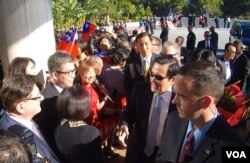 马英九（戴墨镜）受到洛杉矶侨民热烈欢迎（美国之音国符拍摄）