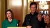 Perdana Menteri Imran Khan (kanan) berbicara kepada para wartawan bersama Ketua DPR AS Nancy Pelosi, Capitol Hill, di Washington, 23 Juli 2019. 