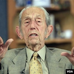 Pendeta AS Harold Camping, acara khutbahnya disiarkan di lebih dari 200 stasiun radio di Amerika.