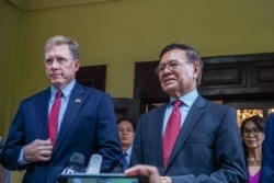 ​ឯកអគ្គរដ្ឋទូតសហរដ្ឋ​អាមេរិកប្រចាំ​នៅ​កម្ពុជា លោក Patrick Murphy និង​លោក កឹម សុខា ប្រធាន​គណបក្ស​សង្រ្គោះជាតិ​ ដែល​រដ្ឋា​ភិបាលបាន​រំលាយ បាន​ថ្លែង​សារ​ទៅកាន់អ្នកសារព័ត៌មាន​ នៅ​គេហដ្ឋាន​របស់​លោកកឹម សុខា ក្នុង​រាជធានី​ភ្នំពេញ​ កាលពី​ថ្ងៃទី១១ ខែវិច្ឆិកា ឆ្នាំ២០១៩។ (ខាន់ សុគុំមនោ/VOA)