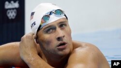Perenang AS Ryan Lochte setelah menyelesaikan nomor gaya bebas 4x200 meter dalam Olimpiade 2016 di Rio de Janeiro, Brazil (9/8). (AP/Michael Sohn)
