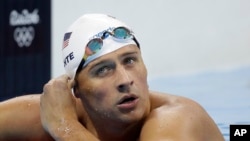 ARSIP – Perenang AS, Ryan Lochte, memeriksa waktunya dalam pertandingan 4x200 meter gaya bebas pria pada kompetisi renang Olympiade Musim Panas, di Rio de Janeiro, Brazil (foto: AP Photo/Michael Sohn, Arsip)
