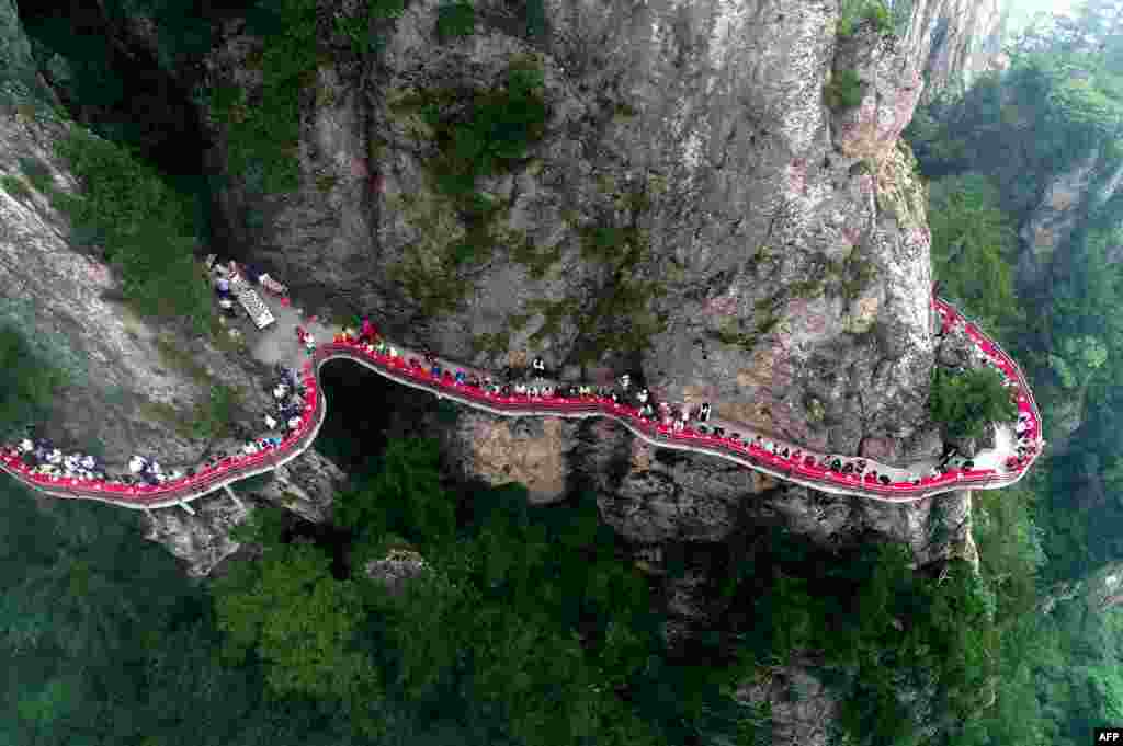 An aerial view of a banquet held along the edge of a cliff, at Laojun Mountain in Luoyang in China&#39;s central Henan province. The banquet was held on a mountain cliff 2,000-meters (6,500-ft.) above sea level to attract tourists.