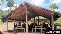 Perekrutan anggota angkatan bersenjata yang dibentuk oleh pengunjuk rasadi kamp pelatihan di daerah yang dikuasai oleh kelompok etnis bersenjata di Negara Bagian Karen, Myanmar, 9 April 2021. (Foto: via Reuters)