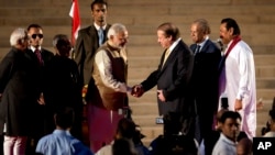 PM baru Narendra Modi (kiri) mendapat ucapan selamat dari PM Pakistan Nawaz Sharif usai sumpah jabatan di New Delhi (26/5).