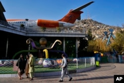 Taliban berjaga-jaga di sebuah taman hiburan, di Kabul, Afghanistan, Kamis, 10 November 2022. (AP/Ebrahim Noroozi)