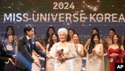 ชเว ซุน-ฮวา นางแบบ วัย 81 ปี โพสต์หลังรับรางวัลชุดแต่งกายยอดเยี่ยม ในเวทีมิสยูนิเวิร์ส เกาหลีใต้ 2024 ที่กรุงโซล เกาหลีใต้ 30 ก.ย. 2024 (AP Photo/Lee Jin-man)