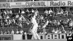 نیوزی لینڈ کے بیٹسمین گلین ٹرنر بھارت کے خلاف میچ میں چوکا لگا رہے ہیں