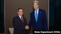 Menteri Luar Negeri AS John Kerry dan Menteri Luar Negeri Kuba, Bruno Rodriguez, di Panama.