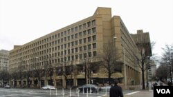 Para peretas berhasil membobol dokumen rahasia dari komputer FBI (foto dok: gedung FBI).