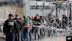 Barikade i bodljikava žica na graničnom prelazu između Meksika i SAD