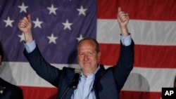 Anggota Partai Republik Dan Bishop menang di pemilihan anggota DPR, dapil North Carolina 9th, merayakan kemenangan di Monroe, N.C., 10 September 2019.