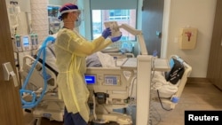 Seorang perawat di ruang perawatan khusus pasien COVID-19 di rumah sakit Universitas Methodist, Memphis, Tennessee, 14 Desember 2020. (REUTERS/Kevin Fogarty)