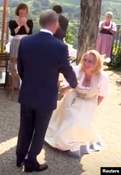 Austrijska ministarka Karin Knajsel poklanja se ruskom predsedniku Vladimiru Putinu nakon odigranog valcera.