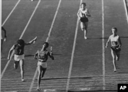 윌마 루돌프(왼쪽 두번째)가 1960년 9월 7일 진행된 이탈리아 로마 올림픽 여자 육상 400m 계주에서 1위로 결승선을 통과하고 있다.