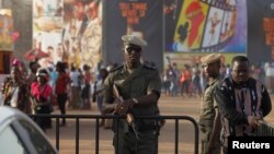 Un soldat à l'entrée du Fespaco à Ouagadougou, au Burkina Faso, le 3 mars 2017.