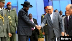 South Sudan's President Salva Kiir (3rd L) shakes hands with Sudan's President Omar al-Bashir as he arrives for talks at Khartoum Airport, Sept. 3, 2013.