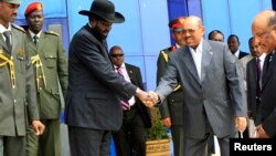 Presiden Sudan Selatan, Salva Kiir (topi hitam) berjabat tangan dengan Presiden Sudan Omar al-Bashir dalam kunjungannya ke Khartoum, Sudan (3/9). 