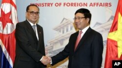 지난 8월 베트남을 방문한 북한 리수용 외무상(왼쪽)이 팜 빙 밍 베트남 부총리 겸 외무장관과 회담했다. (자료사진)