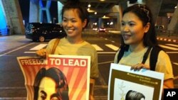 អ្នក​គាំទ្រលោកស្រី​អោង​សាន​ស៊ូជី​ឈរចាំ​ការ​មកដល់​របស់លោកស្រី​នៅឯព្រលានយន្តហោះ​ក្រុង​បាងកក ប្រទេស​ថៃ ថ្ងៃទី២៩ ឧសភា ២០១១។ (D. Schearf/VOA)