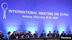 អ្នក​ចូលរួម​ក្នុង​កិច្ចចរចា​សន្តិភាព​ស៊ីរី​ស្ថិត​នៅ​ក្នុង​ក្រុង​អាស្តាណា​ ប្រទេស​កាហ្សាក់ស្ថាន កាលពី​ថ្ងៃទី១៦​ ខែកុម្ភៈ ឆ្នាំ២០១៧។