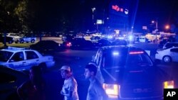 59 yoshli Jon Rassel Houzer otishmadan keyin o'zini ham o'ldirgan. O'sha payt kinoteatrda taxminan 100 kishi bo'lgan.