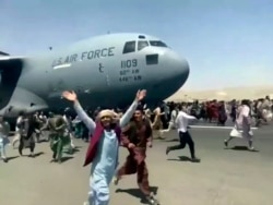 Ratusan orang berlari di samping pesawat Angkatan Udara AS saat bergerak di landasan bandara internasional, di Kabul, Afghanistan, Senin, 16 Agustus. 2021. (Foto: AP)