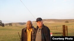 Abzal G'ulomov (o'ngda) loyiha rahbari Zohir Ahmad bilan, Kaliforniya, AQSh.