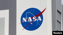 资料照片：佛罗里达州卡纳维拉尔角肯尼迪太空中心的NASA标识。