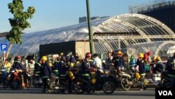 Blue collar workers like construction workers tend to work six days a week in Vietnam. (VOA/Ha Nguyen)