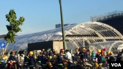 Blue collar workers like construction workers tend to work six days a week in Vietnam. (VOA/Ha Nguyen)