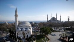 Muslimani odžavaju socijalnu razdaljinu tokom molitve za Ramazan u Velikoj džamiji u Meki, Saudijskoj Arabiji. (Foto: Saudi Press Agency/Reuters)