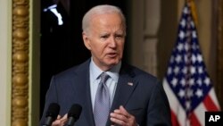 조 바이든 미국 대통령이 11일 백악관에서 유대인 사회 지도자들과의 원탁 회의 도중 발언하고 있다.