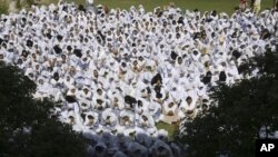 Anak-anak sekolah di Peshawar, Pakistan berdoa bersama bagi keselamatan remaja puteri Malala Youafzai (12/10).