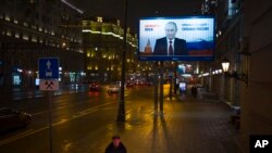 មនុស្ស​ម្នា​ដើរ​កាត់​យុទ្ធនាការ​របស់​លោក​ប្រធានាធិបតី Vladimir Putin នៅ​ក្នុង​ក្រុង​មូស្គូ ប្រទេស​រុស្ស៊ី កាលពី​ថ្ងៃទី១៥ ខែមករា ឆ្នាំ២០១៨។