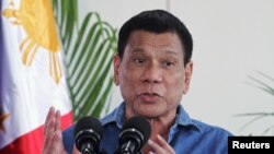 Presiden Filipina Rodrigo Duterte memberikan keterangan kepada wartawan di Kota Davao, Filipina sebelum bertolak ke Brunei (16/10).