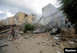 Muškarac hoda u blizini oštećenih zgrada, nakon izraelskih napada na južna predgrađa Bejruta, Liban, 1. oktobar 2024.