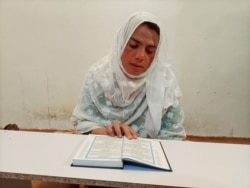 Rani Khan, perempuan transgender, tengah membaca Alquran di madrasah (sekolah agama) transgender pertama di Pakistan, Islamabad, Pakistan, 25 Februari 2021. (REUTERS / Salahuddin)