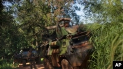 Des soladts de la force française Sangaris prennent positions et tirent des fusées d'alerte contre les éléments ex-Séléka à Bambari, République centrafricaine, 24 mai 2014.