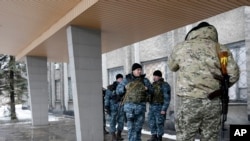 ទាហាន​អ៊ុយក្រែន​ឈរ​នៅ​ខាង​ក្រៅ​អការ​ក្រុម​ប្រឹក្សា​ក្រុង​នៅ​ក្នុង​ទីក្រុង​ Debaltseve ប្រទេស​អ៊ុយក្រែន​ កាលពី​ថ្ងៃទី៣១ ខែមករា​ ឆ្នាំ២០១៥។