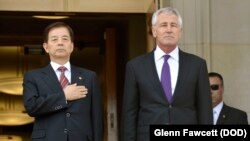 23일 미국 국방부 건물에서 척 헤이글 국방장관(오른쪽)과 한국의 한민구 국방장관이 회담에 앞서 양국 국가가 연주되고 있다.