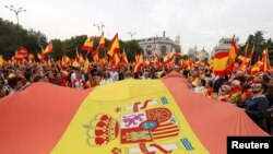 ក្រុម​បាតុករ​គ្រវី​ទង់​ជាតិ​អេស្ប៉ាញ​និង​ស្រែក​នៅ​មុខ​សាលា​ក្រុង​ក្នុង​ពេល​ធ្វើ​បាតុកម្ម​គាំទ្រ​អេស្ប៉ាញ​តែ​មួយ​ នៅ​មុន​ពេល​ការ​ធ្វើ​ប្រជា​មតិ​ទាម​ទារ​ឯករាជ្យ​របស់​តំបន់ Catalonia កាល​ពី​ថ្ងៃទី​១ ខែ​តុលា នៅ​ទីក្រុង​ម៉ាឌ្រីដ។